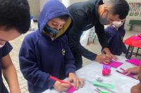 Alunos de escola na Murta ministram oficinas de origamis para outros estudantes