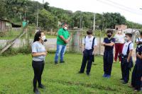 Alunos da Escola de Campo Maria do Carmo Vieira participam de plantio de mudas de rvores
