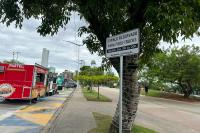 Placas de sinalizao so instaladas na rea de food trucks na Beira-Rio 