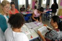 Pais da E.B. Judith Duarte de Oliveira produzem jogos de alfabetizao