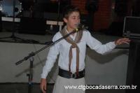 Jovem de Itaja sobe ao palco da Festa do Colono durante o Programa Galpo Crioulo
