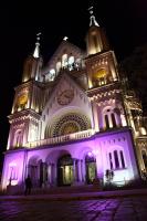 Luzes dos pontos tursticos de Itaja ganham a cor rosa 
