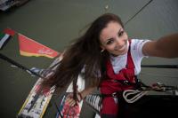 Beleza nas alturas: Miss faz selfie no novo mastro de barco chins