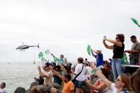 Centenas de pessoas compareceram ao Molhe de Itaja para assistir a partida dos barcos da VOR