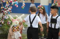 Escola Bsica Ins Cristofolini monta rvore de pscoa alem