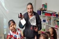 Ex-goleiro do Marclio Dias visita Centro de Educao Infantil
