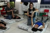 Profissionais de Centro de Educao Infantil aprendem tcnica de massagem para bebs