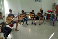Escola Bsica de Campo Maria do Carmo Vieira oferece aulas de violo no contraturno escolar