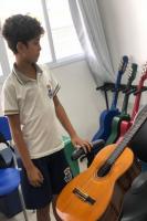 Escola Bsica de Campo Maria do Carmo Vieira oferece aulas de violo no contraturno escolar