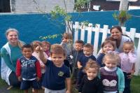 Crianas do Centro de Educao Infantil Gabriel Dallago plantam mudas de rvores nativas