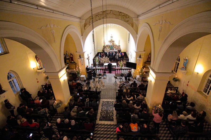 Noite dos Candelabros reuniu centenas de pessoas na Igrejinha Velha