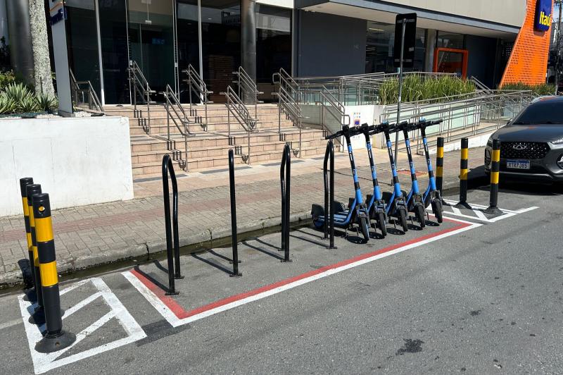 Itajaí inicia instalação de pontos de estacionamento público para bicicletas e patinetes