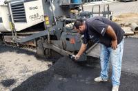Aleixo Maba e Alfredo Eicke recebem asfalto para alargamento das ruas