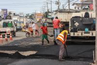 Aleixo Maba e Alfredo Eicke recebem asfalto para alargamento das ruas