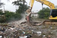 Municpio realiza demolio de galpes abandonados com risco para sade e segurana