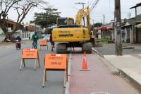 Obras de drenagem e rede coletora de esgoto avanam na avenida Campos Novos