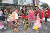 Crianas tm diverso garantida em bailinho infantil de Carnaval