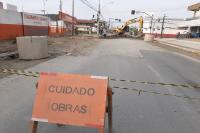 Cruzamento entre avenida Campos Novos e rua Professora Erotides da Silva Fontes est fechado para obras de drenagem