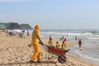Praias de Itaja tm coleta diria de lixo orgnico na temporada de vero