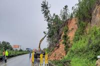 Defesa Civil e rgos de segurana atuam em deslizamento de terra em Itaja