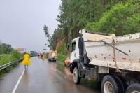 Defesa Civil e rgos de segurana atuam em deslizamento de terra em Itaja