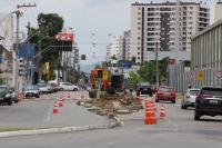 Obras de drenagem e pavimentao na Rua Silva modificam trnsito
