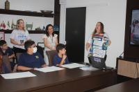 Professora e alunos de escola da Itaipava so homenageados no gabinete do Prefeito