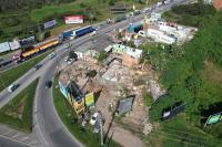 Itajaí realiza a demolição de casas para o início da obra do novo trevo da BR-101 com rodovia Antônio Heil