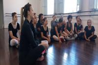 Curso de ballet do Arte nos Bairros promove aula especial para as mães