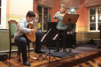 Duo de cordas se apresenta no projeto Msica no Museu desta semana