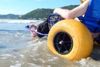 Itaja oportuniza banho de mar acessvel para pessoas com deficincia