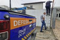 Itaja realiza ingresso forado para limpar dois imveis com risco para dengue