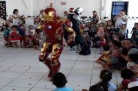 Super-heris participam de festa natalina no CEI Valdemir de Souza