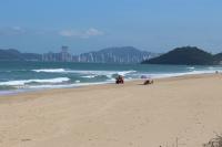 Badalao e prtica de surf atraem turistas para a Praia Brava