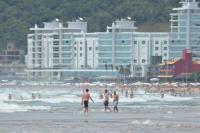 Badalao e prtica de surf atraem turistas para a Praia Brava